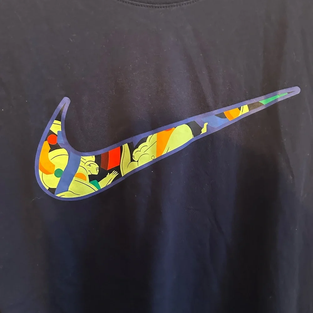 Nike Dri-FIT AIR Kelly Anna Run Past the Future Graphic T-Shirt Men's Medium Blu
